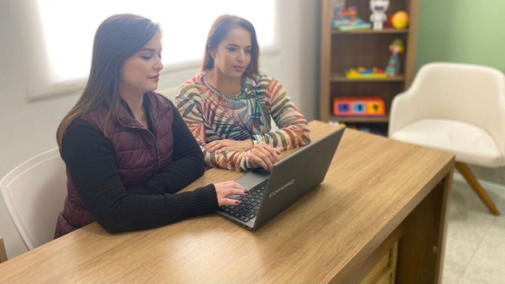 Psicóloga e Psicopedagoga na mesa